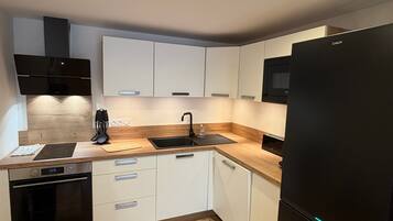 Coffee/tea maker, fridge, microwave, oven
