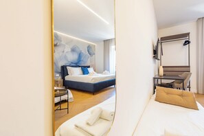Una habitación de hotel moderna con una cama, un escritorio y una silla.