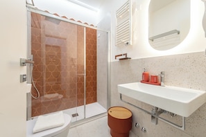 Triple Room | Banheiro | Chuveiro, toalhas de banho