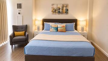 Apartamento (0 Bedroom) | Tabla de planchar con plancha y decoración individual