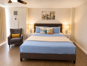 Apartamento (0 Bedroom) | Tabla de planchar con plancha y decoración individual