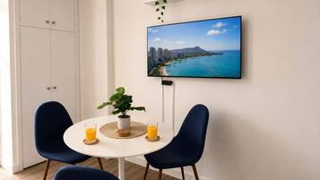 Apartment (0 Bedroom) | Makan dalam bilik