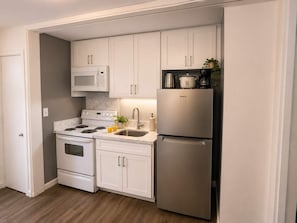 Apartment (0 Bedroom) | Dapur peribadi | Pembancuh kopi/teh, peti sejuk, ketuhar gelombang mikro, ketuhar 