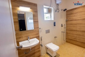 Shower, towels, soap, shampoo - King Resort (Marakkanam)