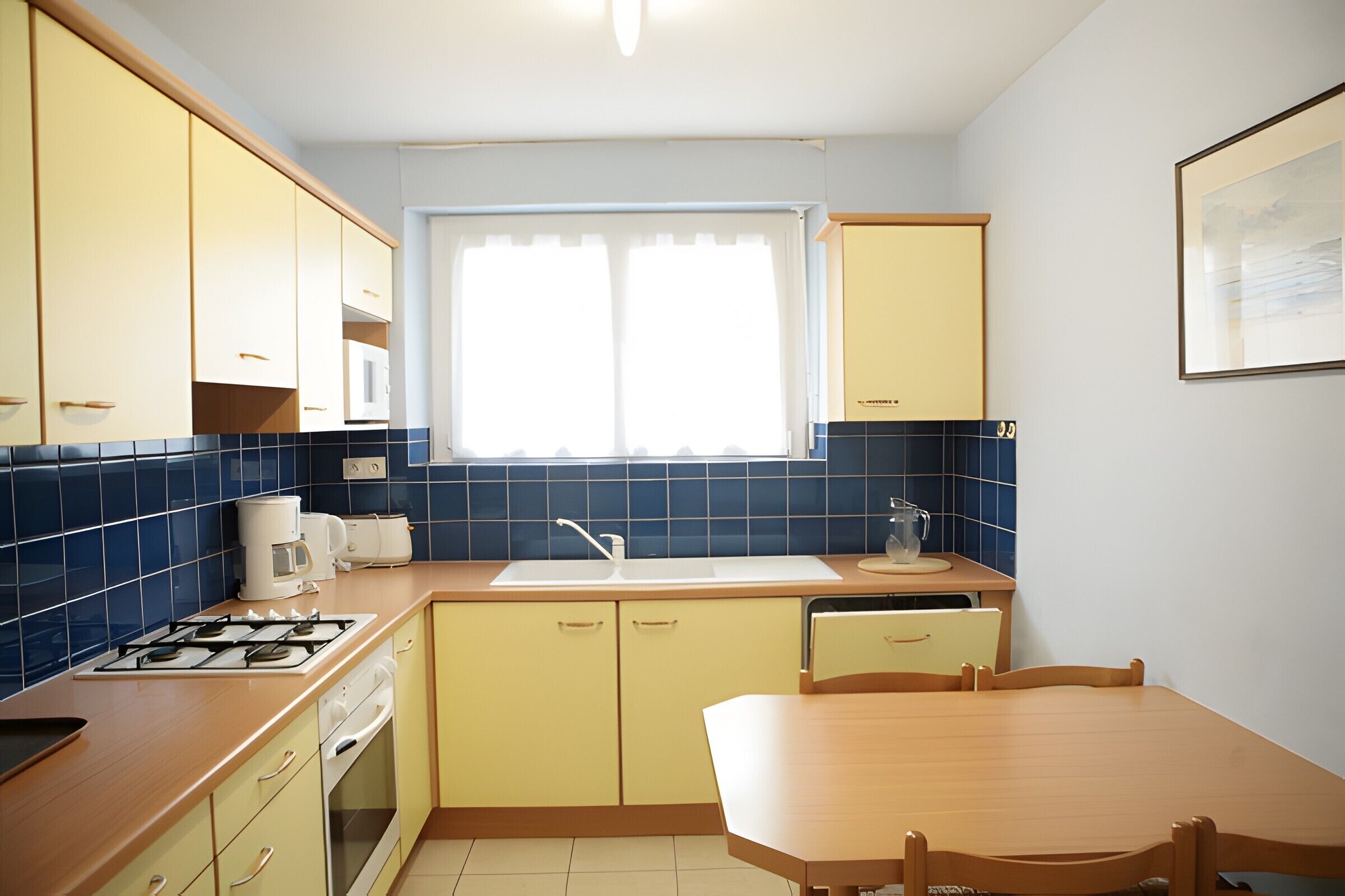 Wasserkocher mit Kaffee-/Teezubehör, Kühlschrank, Mikrowelle, Ofen