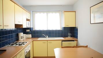 Wasserkocher mit Kaffee-/Teezubehör, Kühlschrank, Mikrowelle, Ofen
