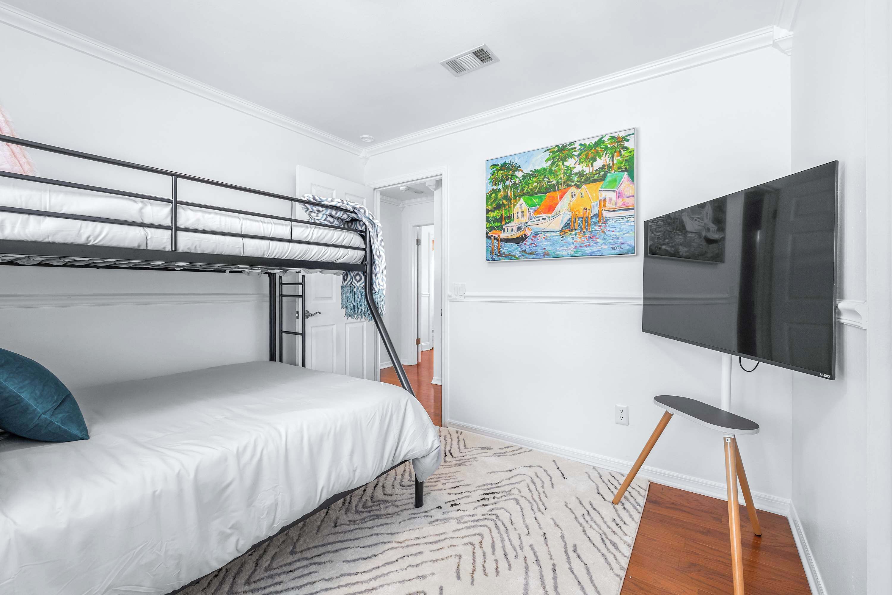 3 bedrooms, iron/ironing board, internet, bed sheets
