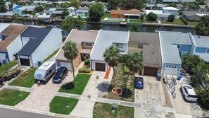 Un vecindario con casas, una piscina y un muelle.