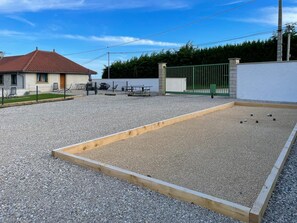 A billiards table with balls, a building with a red roof, and a fence. - Gîte des Rabataux - DOISSIN (DOISSIN)