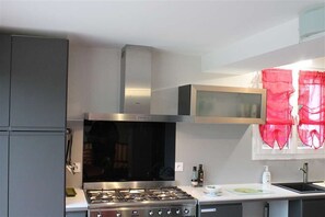 Kühlschrank, Mikrowelle, Ofen, Geschirrspüler