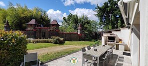 Outdoor dining - Vrbo Property (SAINT VERAND)