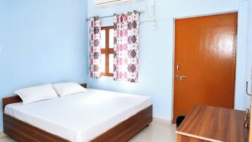 Hypo-allergenic bedding, desk, soundproofing, free WiFi