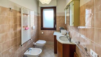 Appartement, balcon | Salle de bain
