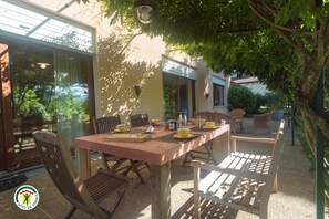 Outdoor dining - Vrbo Property (SAINT ROMANS)