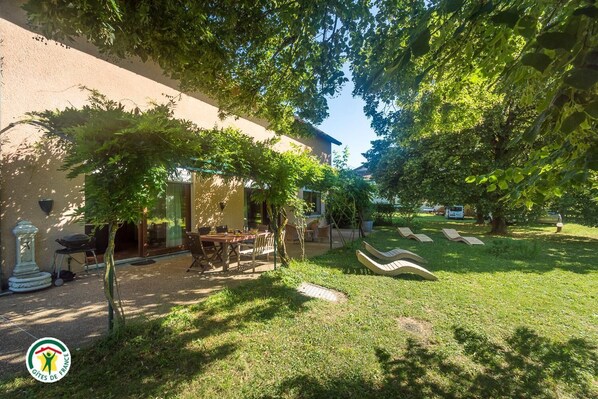 Outdoor dining - Vrbo Property (SAINT ROMANS)