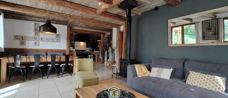 Un salon confortable avec un canapé, une table basse et une cheminée.