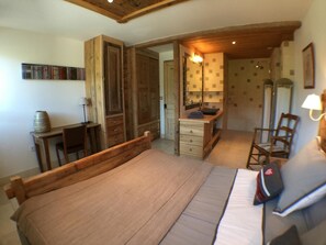 3 bedrooms, travel cot, free WiFi, bed sheets
