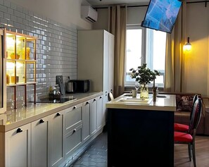 Comfort-Apartment, Balkon, Bergblick | Speisen