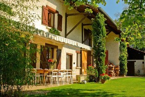 A traditional chalet with a balcony, outdoor seating, and a well-maintained garden. - Plantier Estate Guest House (SAINT HILAIRE DE LA COTE)