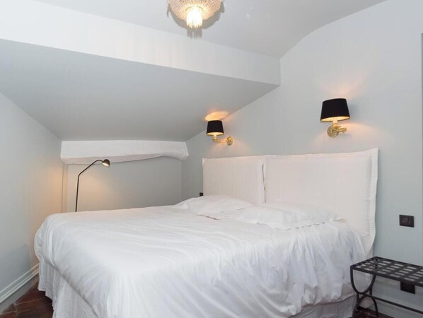 Travel crib, WiFi (free), bed sheets - Les Jacines - SUCCIEU (SUCCIEU)