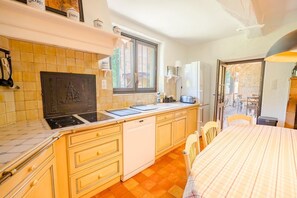 A kitchen with a stove, sink, and a window. - Les Jacines - SUCCIEU (SUCCIEU)
