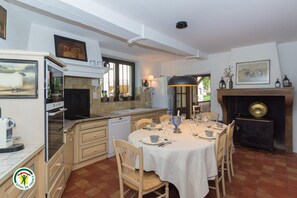Fridge, microwave, oven, dishwasher - Les Jacines - SUCCIEU (SUCCIEU)