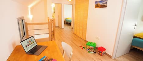 4 bedrooms, travel crib, WiFi (free)