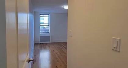 2-bedroom apartment in serene Rego Park with AC