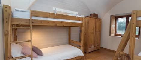 4 bedrooms, travel cot, free WiFi, bed sheets