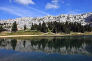 A mountain landscape with a lake reflecting the scenery. - Chalet Champ Martel 5***** (VILLARD DE LANS)