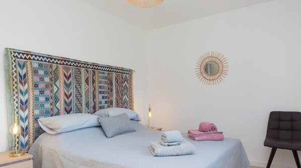 Lit de bébé portatif, accès au Wi-Fi (inclus), literie fournie