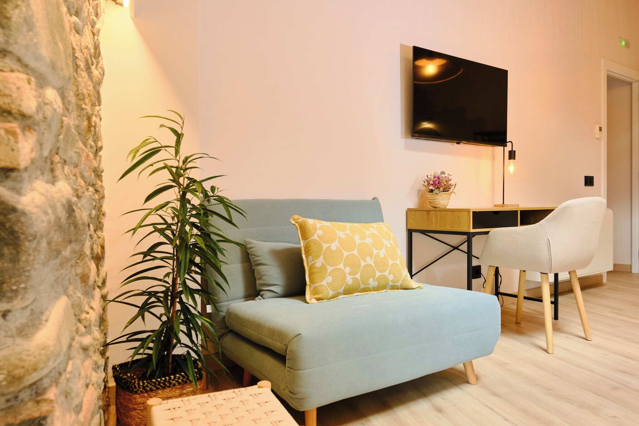 Habitación triple Deluxe (Lluna) | Zona de estar | Smart TV de 43 pulgadas con canales digitales, libros