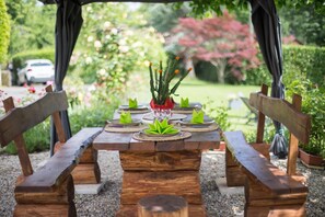 Outdoor dining - Vrbo Property (BRION)