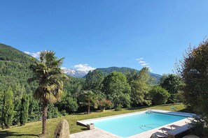 Ein Schwimmbecken mit Bergblick.