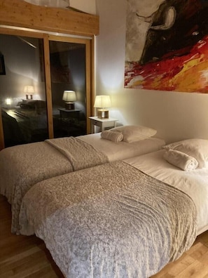 3 bedrooms, travel crib, WiFi (free), bed sheets - The Wooden Case - PONSONNAS (PONSONNAS)