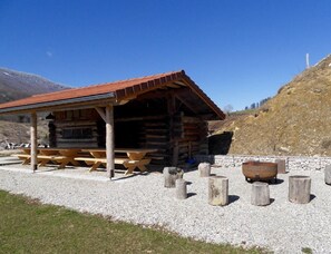 Outdoor dining - Vrbo Property (RENCUREL)