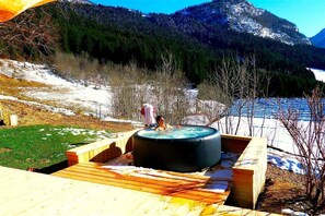 Outdoor spa tub - Vrbo Property (RENCUREL)