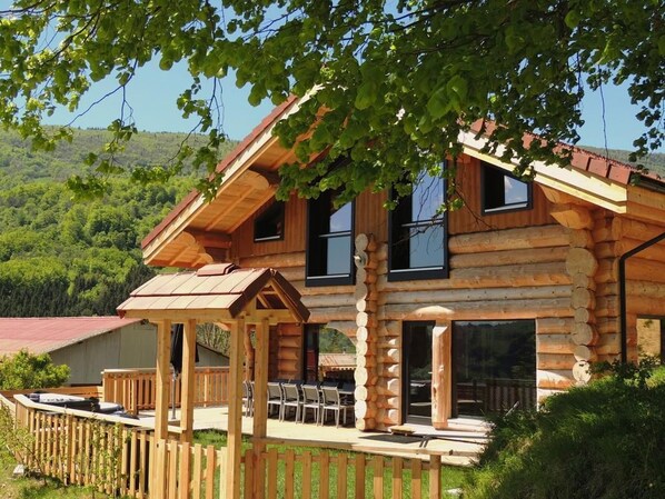 Terrace/patio - Vrbo Property (RENCUREL)