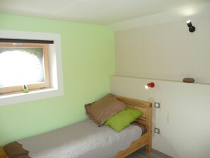 3 bedrooms, travel crib, bed sheets