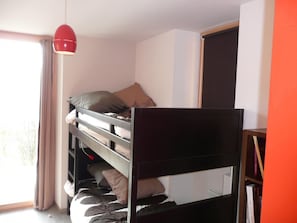 3 bedrooms, travel crib, bed sheets
