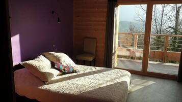 3 bedrooms, travel crib, bed sheets