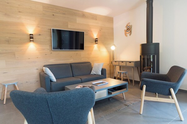 TV, fireplace