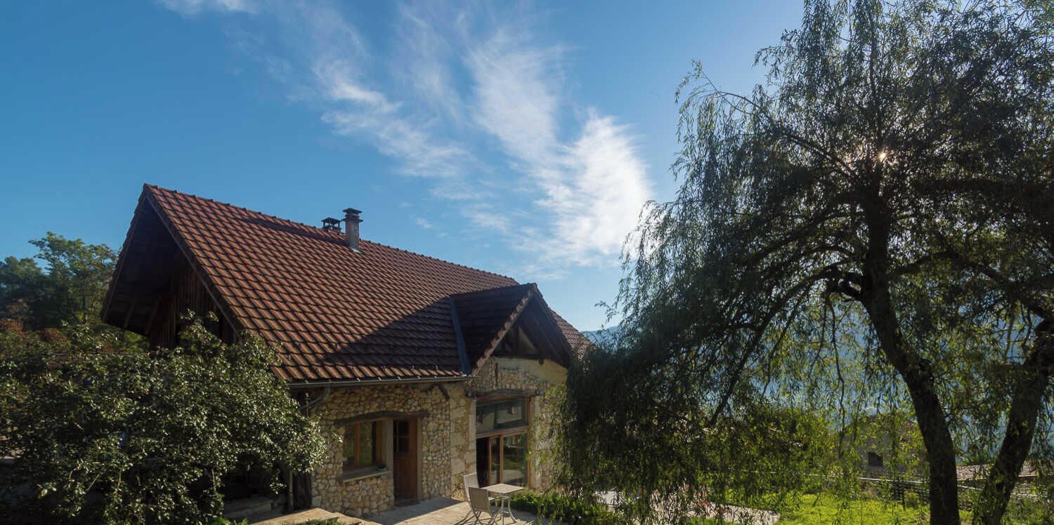 Ein Gebäude aus Stein mit Ziegeldach, einem Fenster und einer Tür.