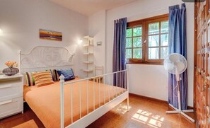 Tabla de planchar con plancha, wifi y ropa de cama 