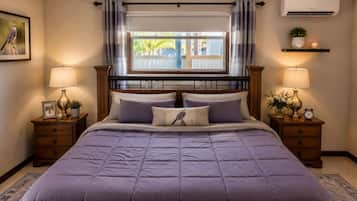 Habitación doble | Espacio para trabajar con un portátil y tabla de planchar con plancha