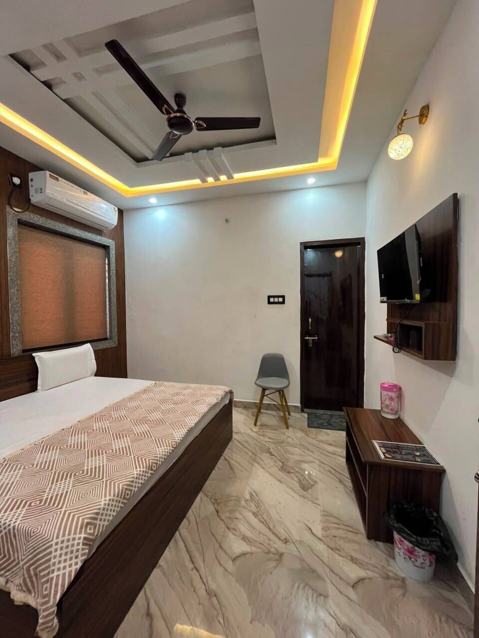  Queen Room