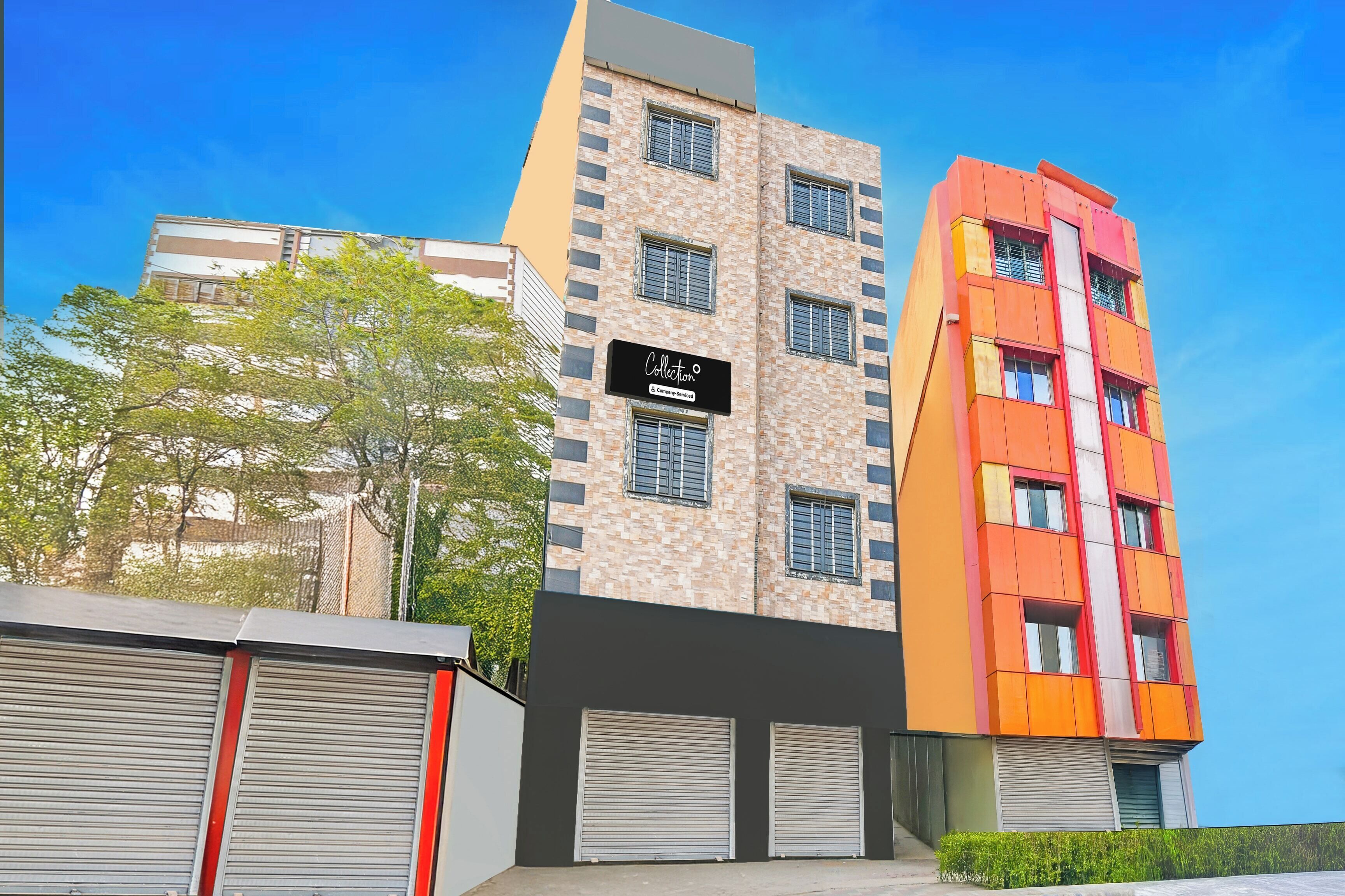 Un edificio de varios pisos con un cartel que dice 'Collection'.