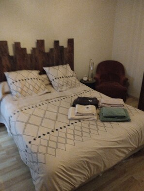 Tabla de planchar con plancha, wifi y ropa de cama 