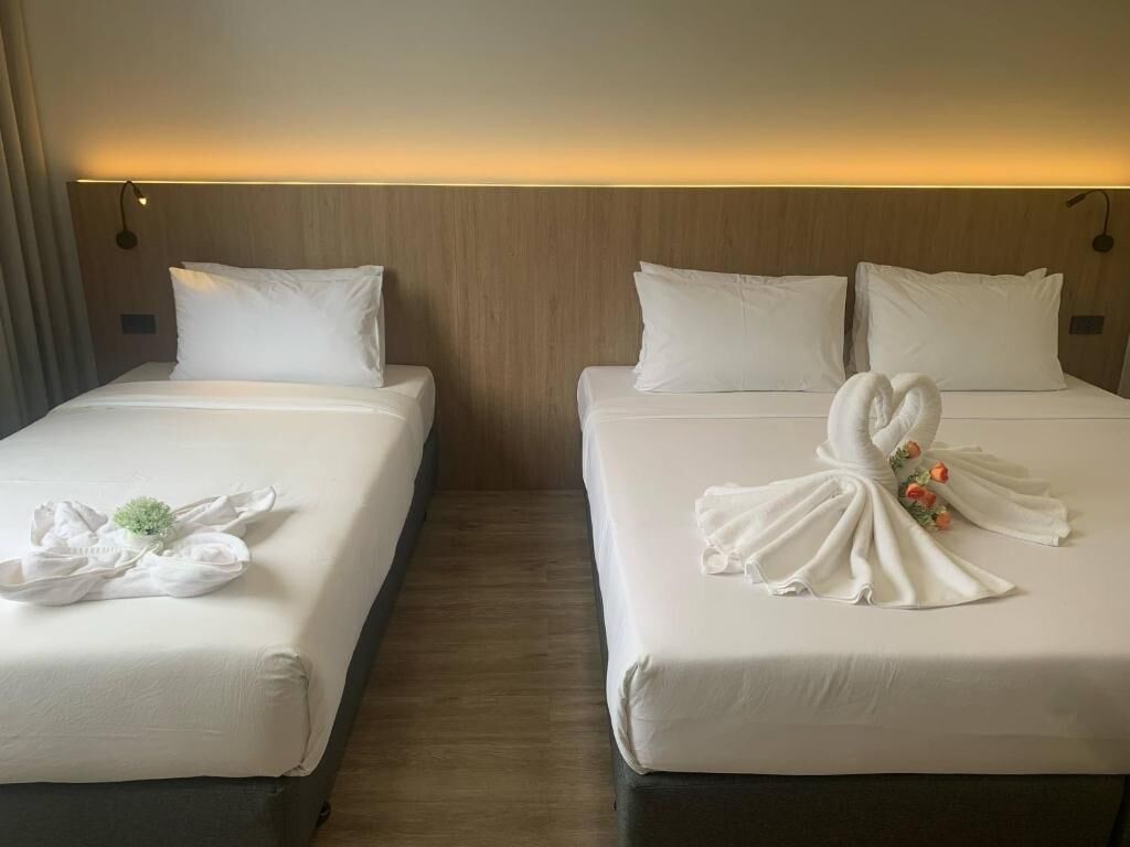Quarto triplo luxo | Quartos à prova de som, Wi-Fi de cortesia