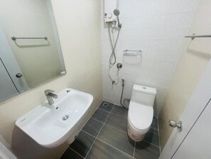 Quarto casal luxo, vista para a cidade | Banheiro | Chuveiro, toalhas de banho, sabonete, shampoo